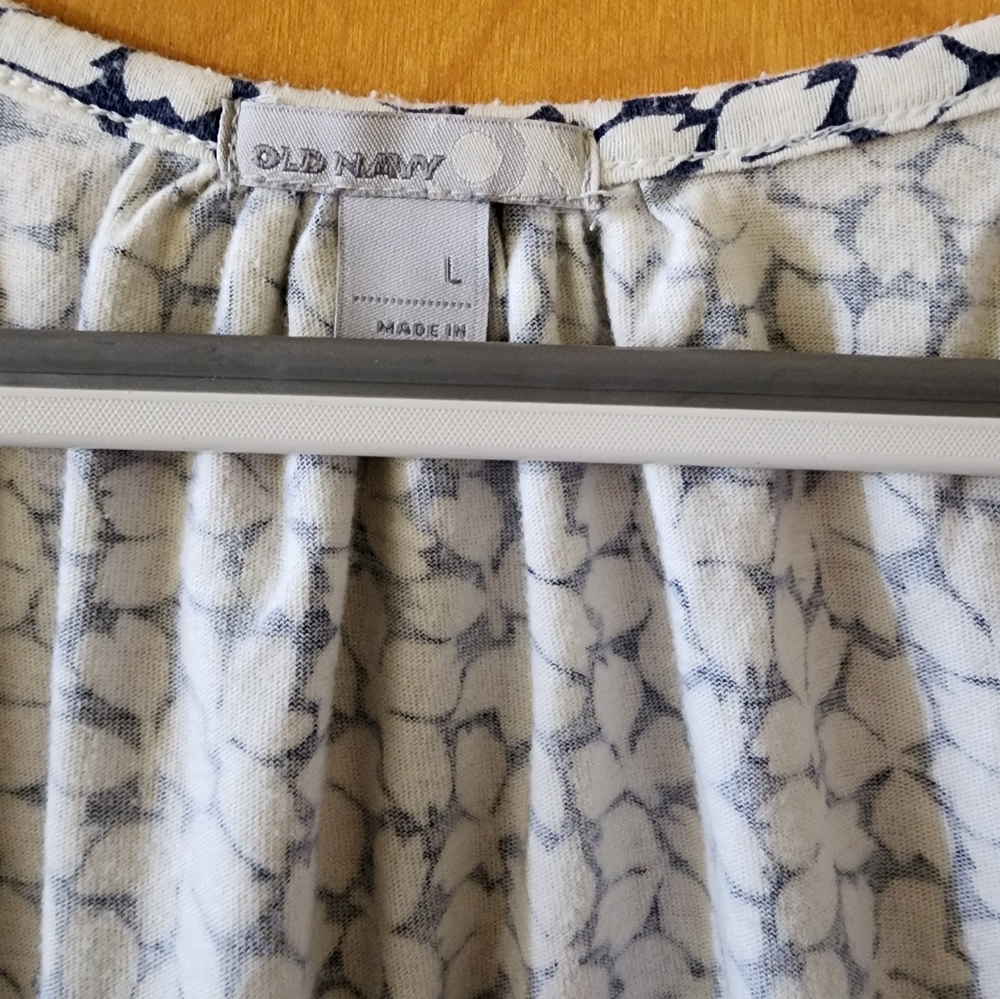 Old Navy low scoop neck shirt - Picture 3 of 3